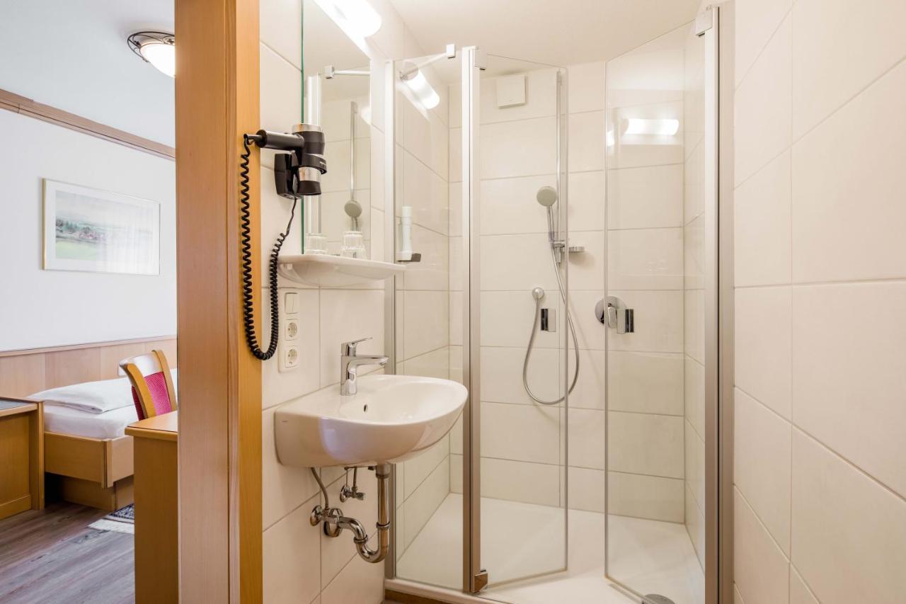 Hotel Bayrischer Loewe Osterhofen Bagian luar foto