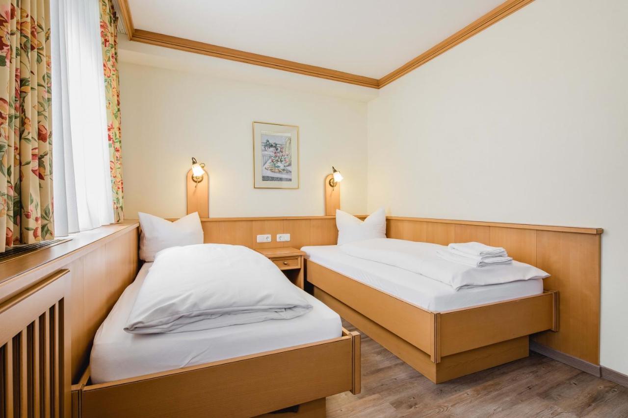 Hotel Bayrischer Loewe Osterhofen Bagian luar foto