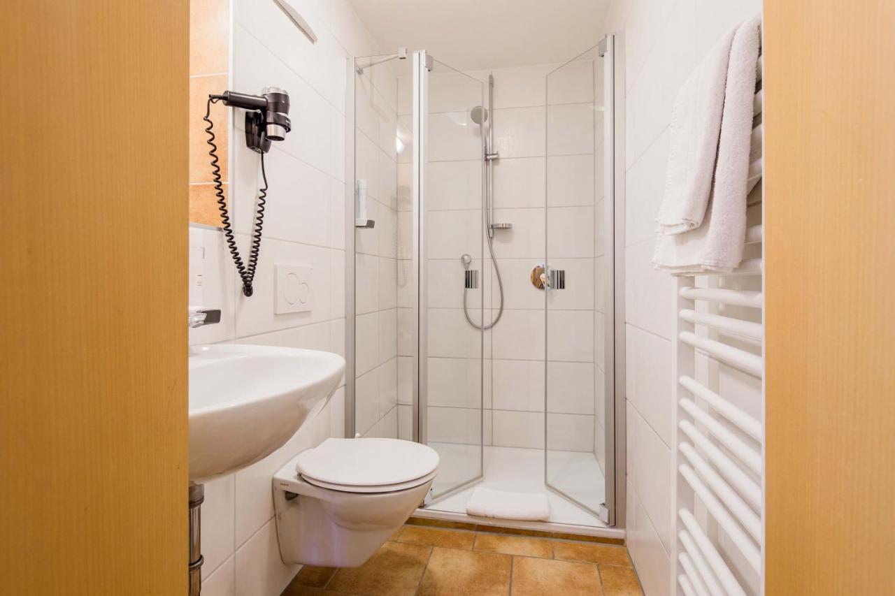 Hotel Bayrischer Loewe Osterhofen Bagian luar foto