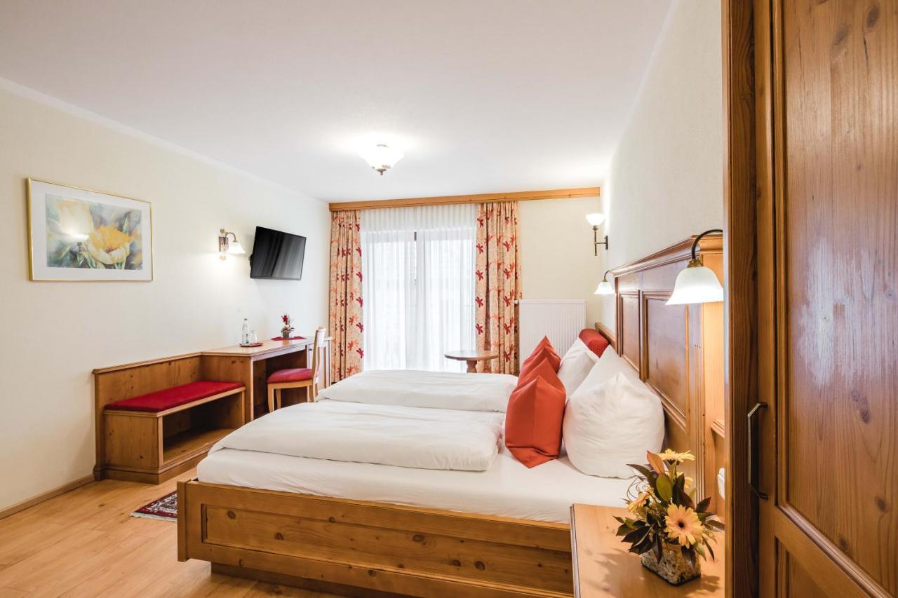 Hotel Bayrischer Loewe Osterhofen Bagian luar foto