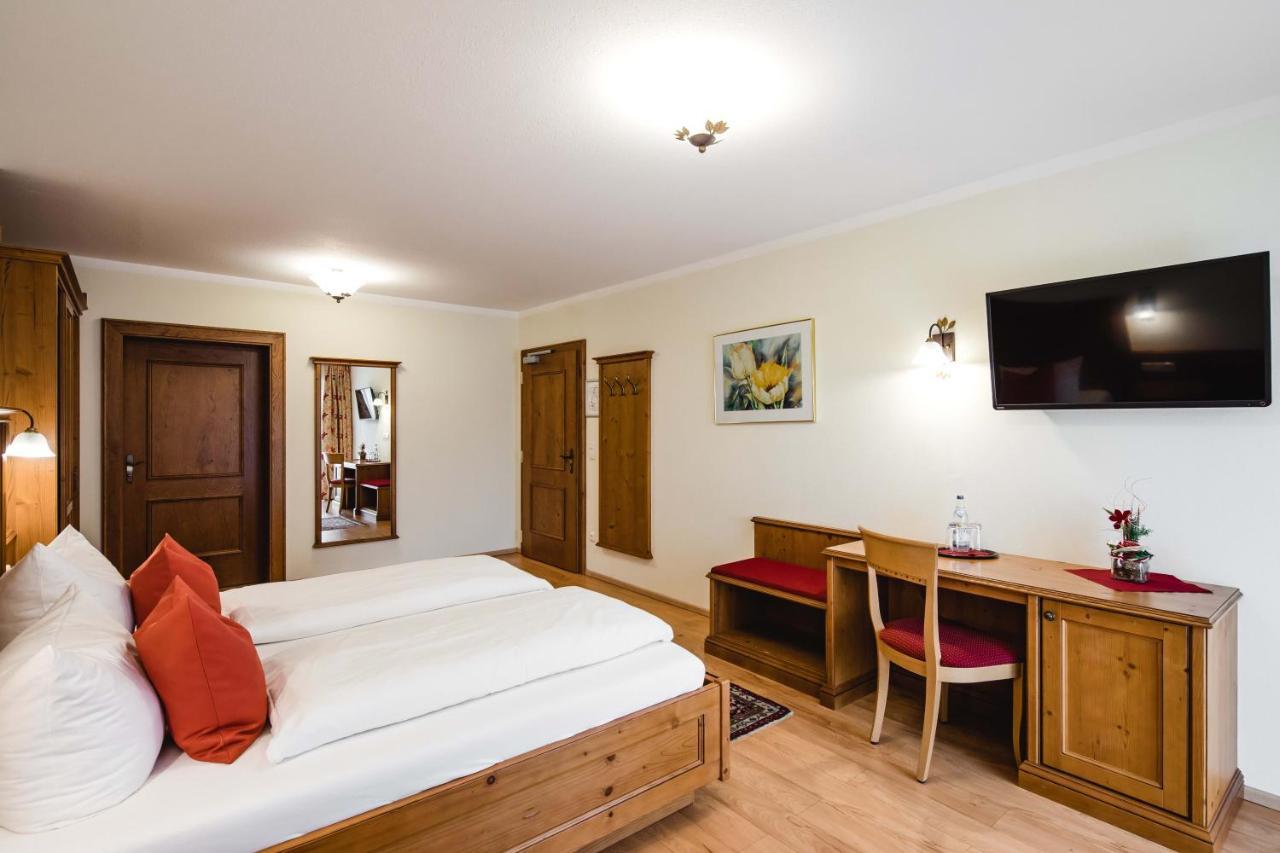 Hotel Bayrischer Loewe Osterhofen Bagian luar foto
