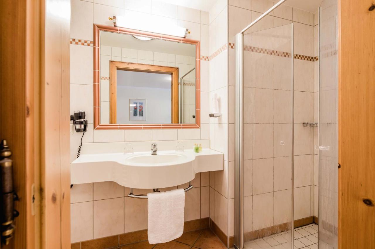 Hotel Bayrischer Loewe Osterhofen Bagian luar foto