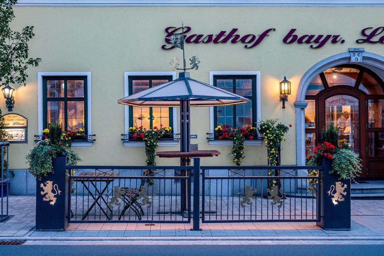 Hotel Bayrischer Loewe Osterhofen Bagian luar foto