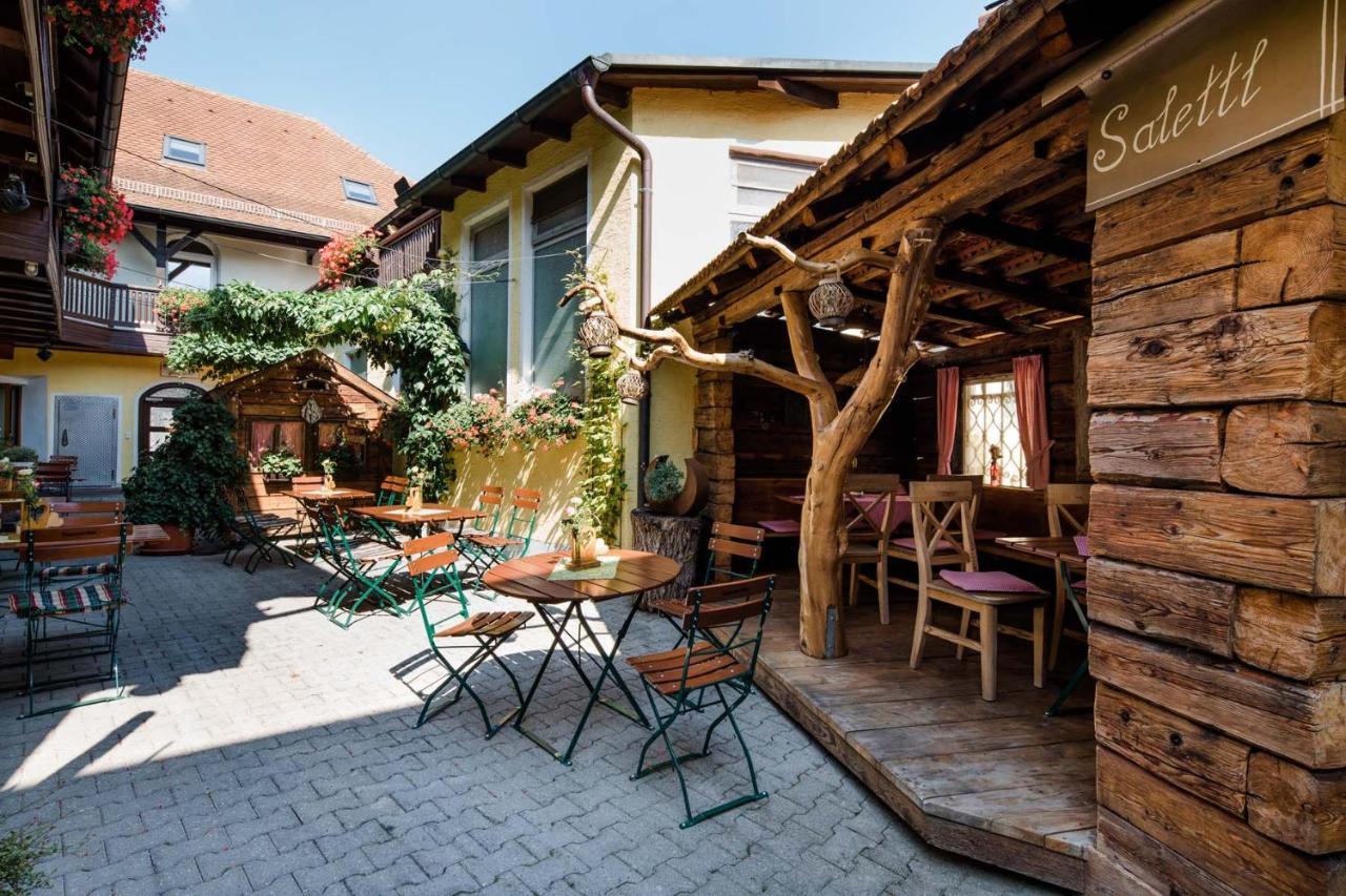 Hotel Bayrischer Loewe Osterhofen Bagian luar foto