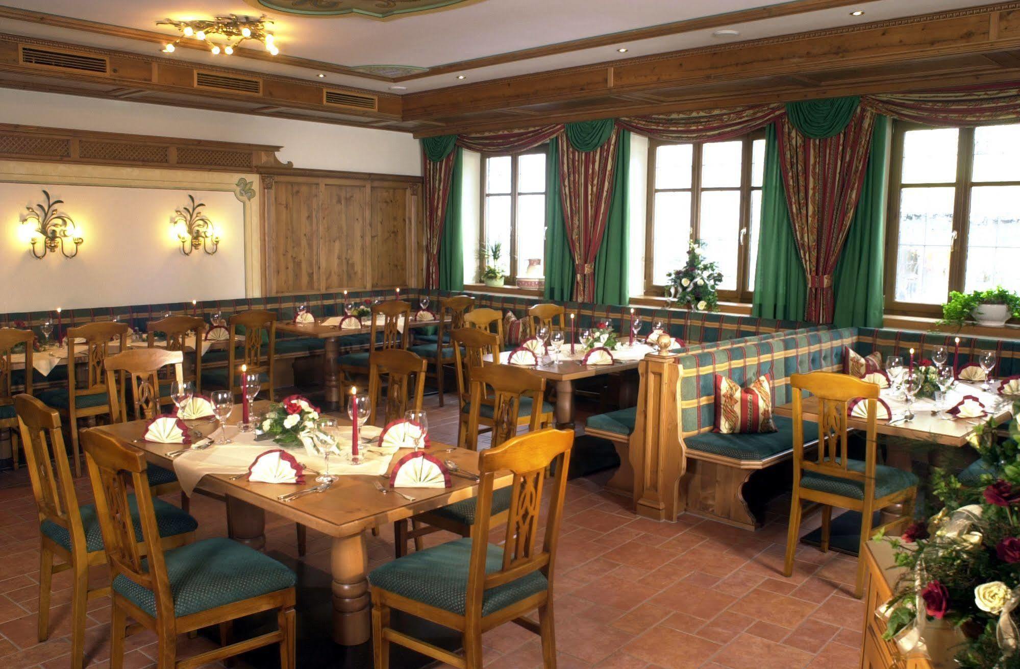 Hotel Bayrischer Loewe Osterhofen Bagian luar foto