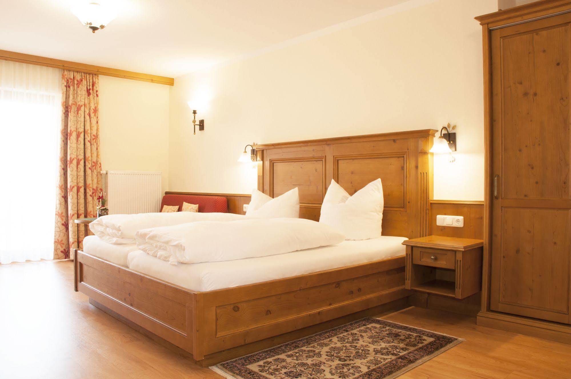 Hotel Bayrischer Loewe Osterhofen Bagian luar foto