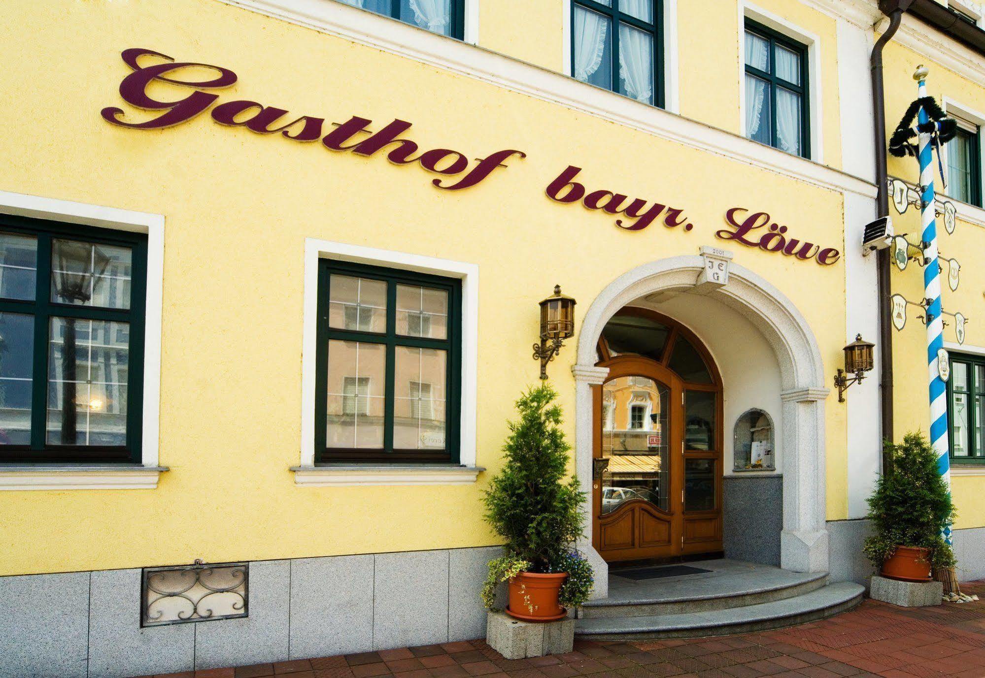 Hotel Bayrischer Loewe Osterhofen Bagian luar foto