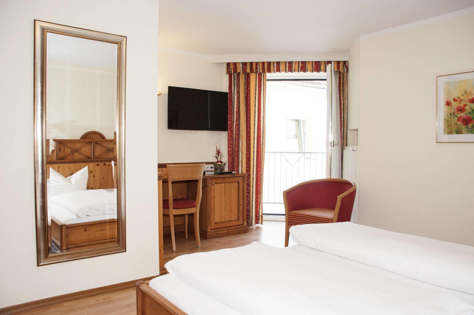 Hotel Bayrischer Loewe Osterhofen Bagian luar foto